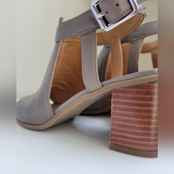Franco Sarto block heel sandals - Picture 2 of 10